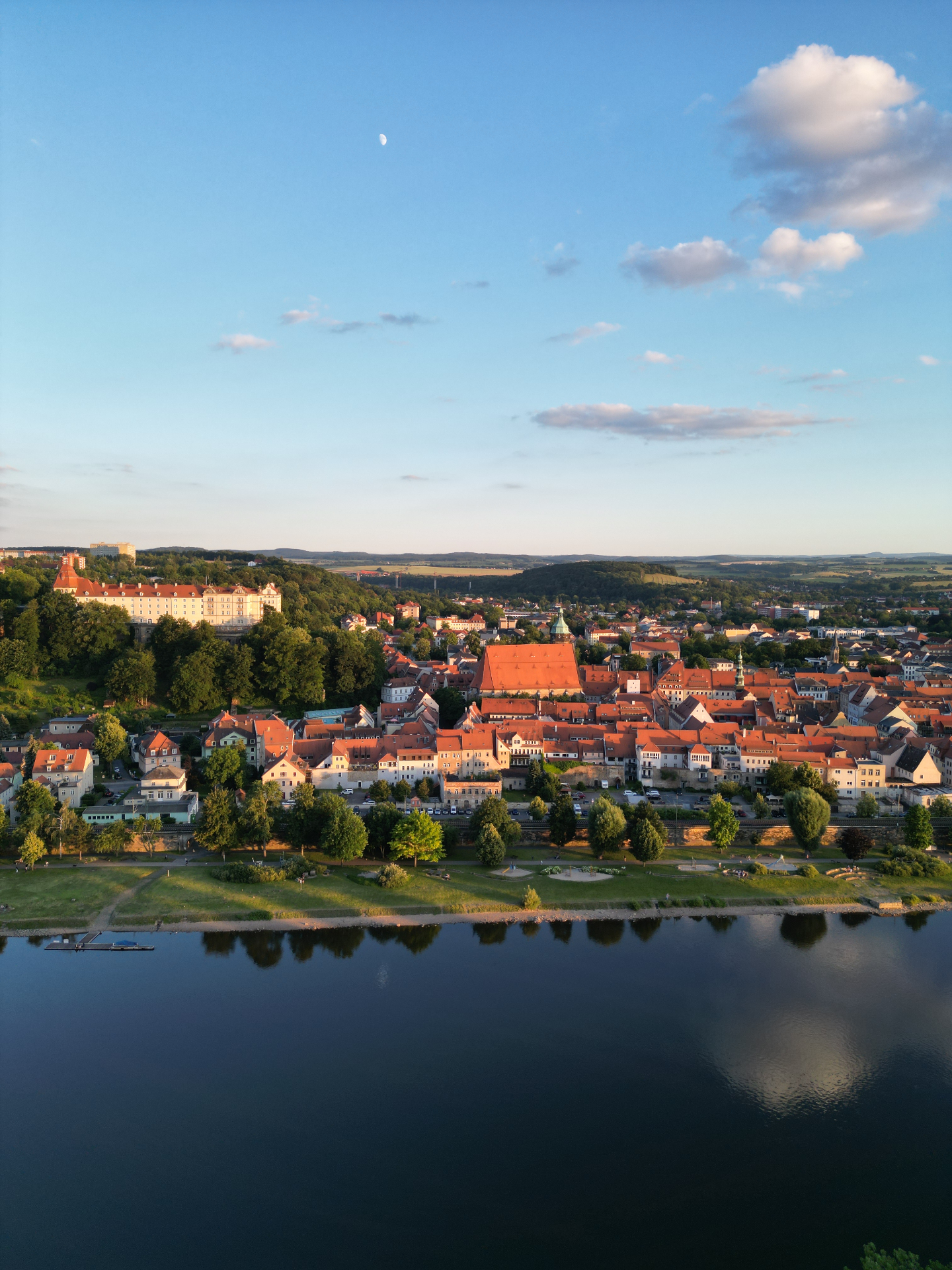 Luftaufnahme der Pirnaer Altstadt an der Elbe